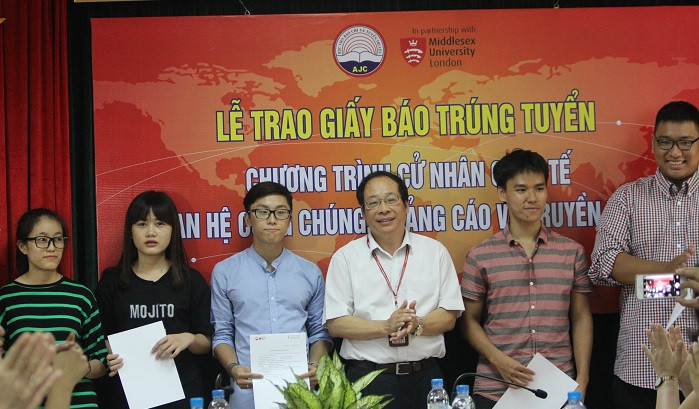 Học viện Báo chí và tuyên truyền tổ chức lễ trao giấy báo trúng tuyển chương trình cử nhân quốc tế Quảng cáo, Quan hệ công chúng và truyền thông (Ảnh: Thùy Linh) Học viện Báo chí và tuyên truyền tổ chức lễ trao giấy báo trúng tuyển chương trình cử nhân quốc tế Quảng cáo, Quan hệ công chúng và truyền thông (Ảnh: Thùy Linh)