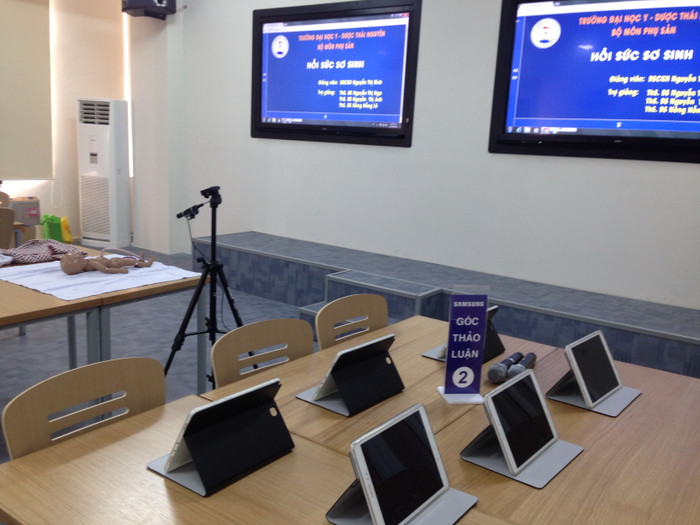Có 4 màn hình LFD 75 inches và 40 máy tính bảng Samsung Galaxy Tab A 9,7 inch được trang bị trong giảng đường thông minh. Có 4 màn hình LFD 75 inches và 40 máy tính bảng Samsung Galaxy Tab A 9,7 inch được trang bị trong giảng đường thông minh.