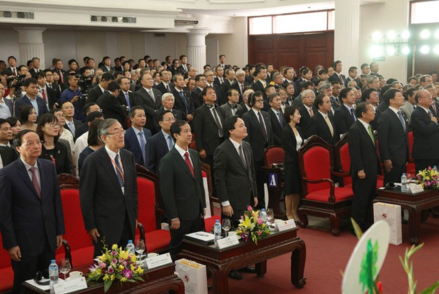 Hàng trăm khách mời, giảng viên, sinh viên tham dự lễ khai trường. Hàng trăm khách mời, giảng viên, sinh viên tham dự lễ khai trường.