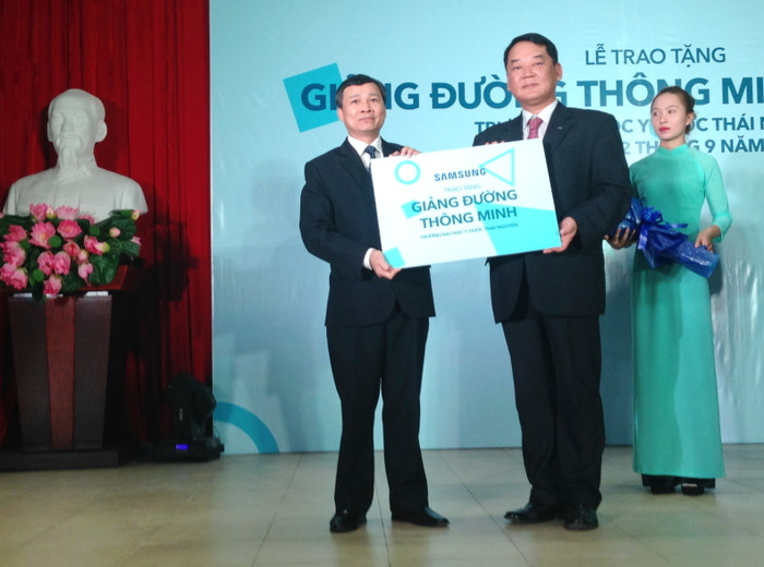 Ông Bang Woo Hyun, Phó Tổng Giám đốc phụ trách truyền thông đối ngoại của Tổ hợp Samsung Việt Nam (bên phải) trao tặng tượng trưng giảng đường thông minh cho PGS.TS. Nguyễn Văn Sơn, Hiệu trưởng Trường Đại học Y Dược Thái Nguyên. Ông Bang Woo Hyun, Phó Tổng Giám đốc phụ trách truyền thông đối ngoại của Tổ hợp Samsung Việt Nam (bên phải) trao tặng tượng trưng giảng đường thông minh cho PGS.TS. Nguyễn Văn Sơn, Hiệu trưởng Trường Đại học Y Dược Thái Nguyên.