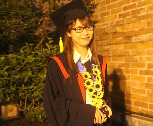 Thủ khoa đầu ra Đại học Kinh tế Quốc dân, Đinh Thị Nho (Ảnh: Thùy Linh) Thủ khoa đầu ra Đại học Kinh tế Quốc dân, Đinh Thị Nho (Ảnh: Thùy Linh)