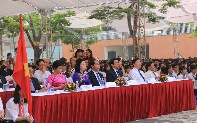 Sáng 5/9, Chủ tịch nước Trần Đại Quang dự lễ khai giảng năm học mới tại Trường THPT chuyên Hà Nội - Amsterdam. Trước đó, Chủ tịch nước đã có thư chúc mừng khai giảng năm học mới. Sáng 5/9, Chủ tịch nước Trần Đại Quang dự lễ khai giảng năm học mới tại Trường THPT chuyên Hà Nội - Amsterdam. Trước đó, Chủ tịch nước đã có thư chúc mừng khai giảng năm học mới.