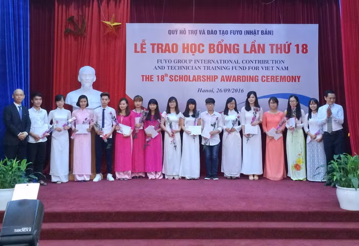 Ban tổ chức trao phần thưởng cho sinh viên tiêu biểu, có thành tích học tập, rèn luyện xuất sắc của 27 trường đại học. Ban tổ chức trao phần thưởng cho sinh viên tiêu biểu, có thành tích học tập, rèn luyện xuất sắc của 27 trường đại học.