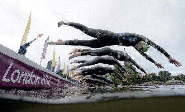 Các VĐV 3 môn phối hợp thi đấu nội dung bơi.