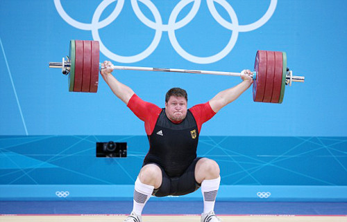 thì bỗng dưng anh bị mất thăng bằng...