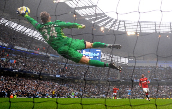 Pha cứu thua xuất thần của Lindegaard trong trận đấu ở vòng 3 cúp FA với Man City.