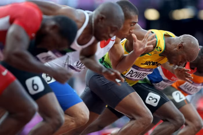 Các VĐV điền kinh tranh tài ở bán kết 100m nam.