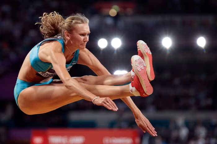 Olga Rypakova của Kazakhstan tranh tài ở chung kết nhảy xa ba bước.