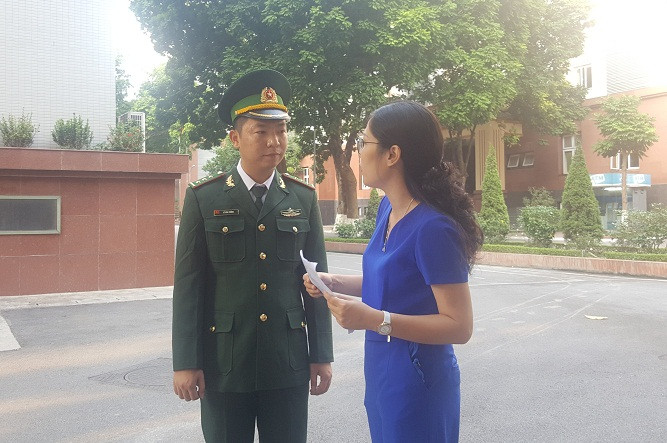 Mặc dù chuyên môn sư phạm không có mà cũng chẳng được đào tạo một buổi nào nhưng vì thương các em nhỏ nên hằng ngày sau giờ làm việc chuyên môn Thượng úy Lê Văn Cường tự mày mò, tìm kiếm trên Internet hay qua các giáo viên để học cách “truyền đạt” sao cho hiệu quả. (Ảnh: Thùy Linh) Mặc dù chuyên môn sư phạm không có mà cũng chẳng được đào tạo một buổi nào nhưng vì thương các em nhỏ nên hằng ngày sau giờ làm việc chuyên môn Thượng úy Lê Văn Cường tự mày mò, tìm kiếm trên Internet hay qua các giáo viên để học cách “truyền đạt” sao cho hiệu quả. (Ảnh: Thùy Linh)