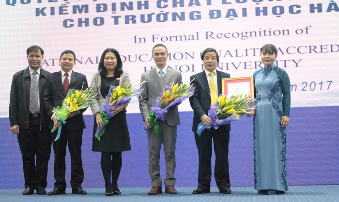 Trường Đại học Hà Nội đã long trọng tổ chức lễ đón nhận Quyết định và trao Giấy chứng nhận kiểm định chất lượng giáo dục do Trung tâm kiểm định chất lượng giáo dục (thuộc Hiệp hội các trường Đại học, Cao đẳng Việt Nam) kiểm định và công nhận. (Ảnh: Thùy Linh) Trường Đại học Hà Nội đã long trọng tổ chức lễ đón nhận Quyết định và trao Giấy chứng nhận kiểm định chất lượng giáo dục do Trung tâm kiểm định chất lượng giáo dục (thuộc Hiệp hội các trường Đại học, Cao đẳng Việt Nam) kiểm định và công nhận. (Ảnh: Thùy Linh)