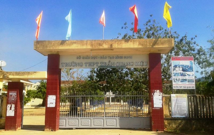 Nguyên nhân Phi dùng gậy sắt đánh thầy giáo được cho là do bị nhắc nhở trong tiết chào cờ. Nguyên nhân Phi dùng gậy sắt đánh thầy giáo được cho là do bị nhắc nhở trong tiết chào cờ.