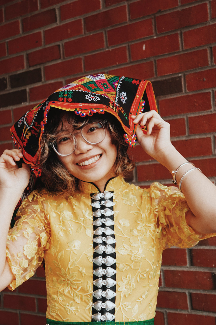 Thảo Vi cùng bộ trang phục truyền thống (áo Cóm và khăn Piêu) của dân tộc Thái. Ảnh: NVCC Thảo Vi cùng bộ trang phục truyền thống (áo Cóm và khăn Piêu) của dân tộc Thái. Ảnh: NVCC