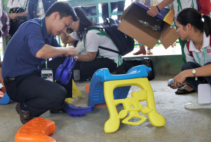 Thầy trò trường Đại học Đông Á mang sách và đồ chơi đến tặng các em học sinh vùng cao. Ảnh: PC Thầy trò trường Đại học Đông Á mang sách và đồ chơi đến tặng các em học sinh vùng cao. Ảnh: PC