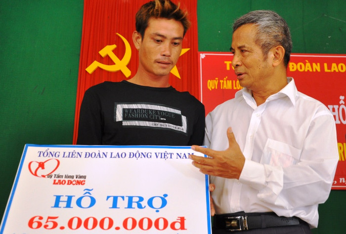 Ông Đặng Ngọc Tùng trao quà cho ngư dân (ảnh Báo Quảng Ngãi) Ông Đặng Ngọc Tùng trao quà cho ngư dân (ảnh Báo Quảng Ngãi)