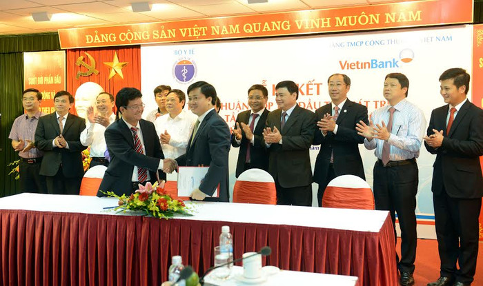Tổng Giám đốc VietinBank Lê Đức Thọ và Thứ trưởng Bộ Y tế Phạm Lê Tuấn ký kết thỏa thuận hợp tác. Tổng Giám đốc VietinBank Lê Đức Thọ và Thứ trưởng Bộ Y tế Phạm Lê Tuấn ký kết thỏa thuận hợp tác.