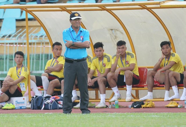 HLV Trần Bình - Ảnh: Bạch Dương (nguồn Thanh Niên). HLV Trần Bình - Ảnh: Bạch Dương (nguồn Thanh Niên).