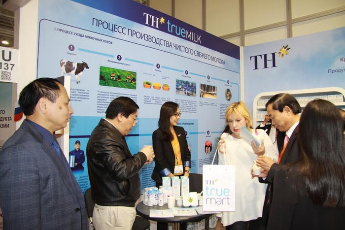 Gian hàng của TH true MILK vinh dự đóng ông Denis Butsaev, Phó Thống đốc tỉnh Moscow và ông Nguyễn Thanh Sơn, Đại sứ Việt Nam tại Nga tới thăm. Gian hàng của TH true MILK vinh dự đóng ông Denis Butsaev, Phó Thống đốc tỉnh Moscow và ông Nguyễn Thanh Sơn, Đại sứ Việt Nam tại Nga tới thăm.