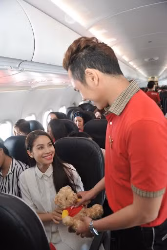 Nhân viên Vietjet tặng quà cho người đẹp