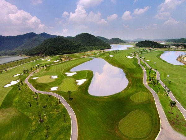 Sân golf hiện đại với tiêu chuẩn quốc tế. Sân golf hiện đại với tiêu chuẩn quốc tế.