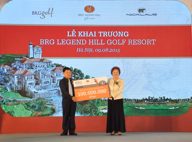 Tập đoàn BRG trao tặng các hộ nghèo của huyện Sóc Sơn 100 triệu đồng nhằm góp phần chung tay chia sẻ những khó khăn trong cuộc sống của người dân.