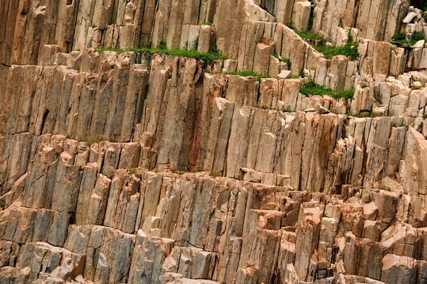 Cận cảnh những dải đá lục rác trên hòn đảo được hình thành từ dung nham đông cứng