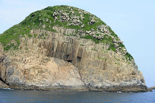 Siêu núi lửa có độ nghiêng 30 độ, đường kính chân núi khoảng 18 km. Lần phun trào cuối cùng của nó diễn ra cách đây 140 triệu năm.