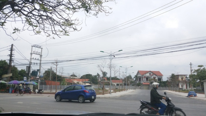 Việc dùng hơn 4 tỷ đồng tiền ngân sách mở đường đi ngang qua nhà Chủ tịch UBND thị xã Đông Triều đang là tâm điểm khiến dư luận quan tâm và xôn xao bàn tán