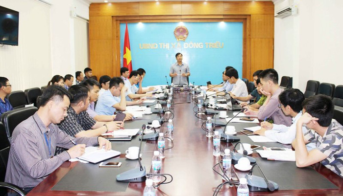 Buổi gặp mặt báo chí của UBND thị xã Đông Triều vào ngày 10/04/2017 nhằm cung cấp thông tin liên quan đến việc xây dựng nhà máy xử lý rác thải trên bể than hàng ngàn tấn. Ảnh quangninh.gov.vn Buổi gặp mặt báo chí của UBND thị xã Đông Triều vào ngày 10/04/2017 nhằm cung cấp thông tin liên quan đến việc xây dựng nhà máy xử lý rác thải trên bể than hàng ngàn tấn. Ảnh quangninh.gov.vn