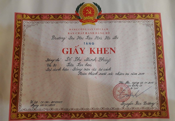 Giấy khen do ông Nguyễn Văn Cương, Hiệu trưởng Trường Đại học Văn hóa Hà Nội tặng cho bà Đỗ Thị Minh Thúy. Ảnh Trần Việt. Giấy khen do ông Nguyễn Văn Cương, Hiệu trưởng Trường Đại học Văn hóa Hà Nội tặng cho bà Đỗ Thị Minh Thúy. Ảnh Trần Việt.