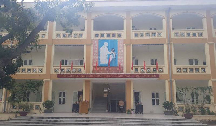 Trường tiểu học Vạn Điểm (Thường Tín, Hà Nội) nơi xảy ra việc phụ huynh kêu cứu vì cô giáo cô lập, trù dập học sinh và sau đó đã xin rút đơn vì lý do hiểu lầm. Ảnh Trần Việt. Trường tiểu học Vạn Điểm (Thường Tín, Hà Nội) nơi xảy ra việc phụ huynh kêu cứu vì cô giáo cô lập, trù dập học sinh và sau đó đã xin rút đơn vì lý do hiểu lầm. Ảnh Trần Việt.