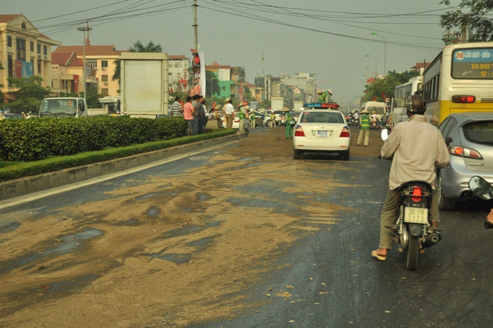Lực lượng chức năng đã phải rải cát lên lớp dầu Lực lượng chức năng đã phải rải cát lên lớp dầu