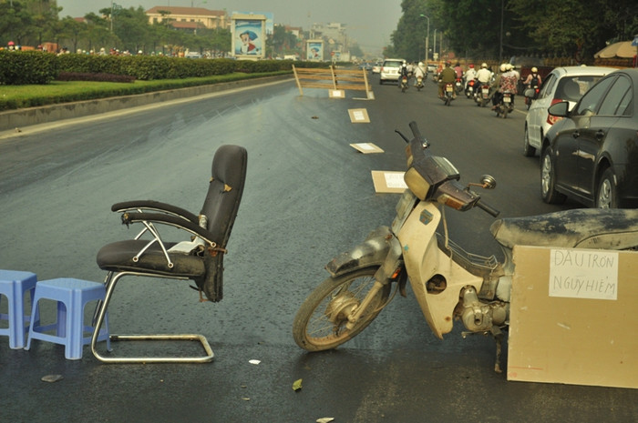 Các vật dụng đã được dùng để làm vật cản đường và các biển cảnh báo nguy hiểm "mọc lên" Các vật dụng đã được dùng để làm vật cản đường và các biển cảnh báo nguy hiểm "mọc lên"