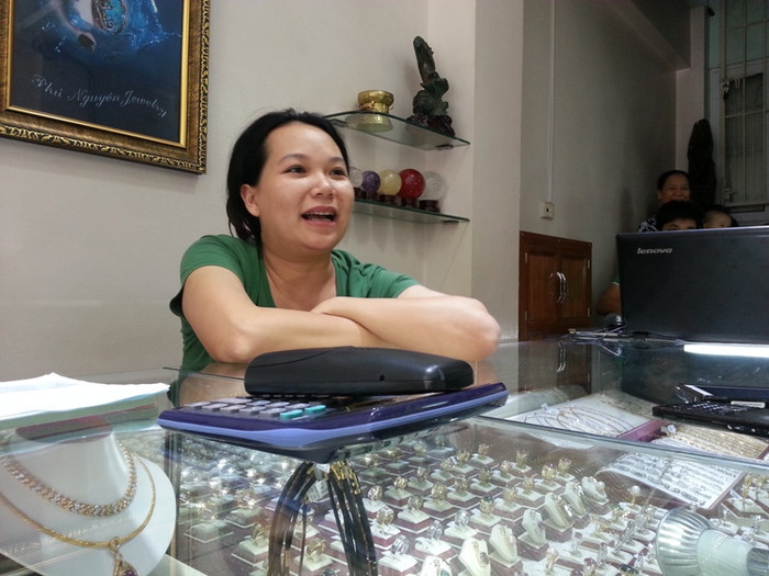 Chị Nguyễn Kim Khuyên - vợ chủ tiệm vàng Phú Nguyên.