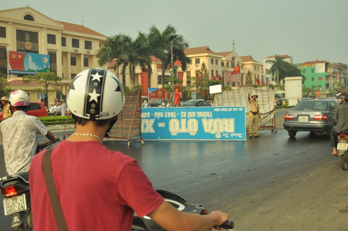 Cảnh sát giao thông đã nhập cuộc để điều khiển các phương tiện tham gia giao thông tránh tắc đường. Cảnh sát giao thông đã nhập cuộc để điều khiển các phương tiện tham gia giao thông tránh tắc đường.