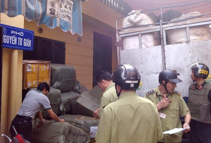 Lực lượng chức năng đang xử lý số hàng lậu. Lực lượng chức năng đang xử lý số hàng lậu.