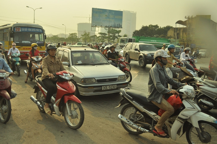 ... khiến người tham gia giao thông căng thẳng sang đường. ... khiến người tham gia giao thông căng thẳng sang đường.