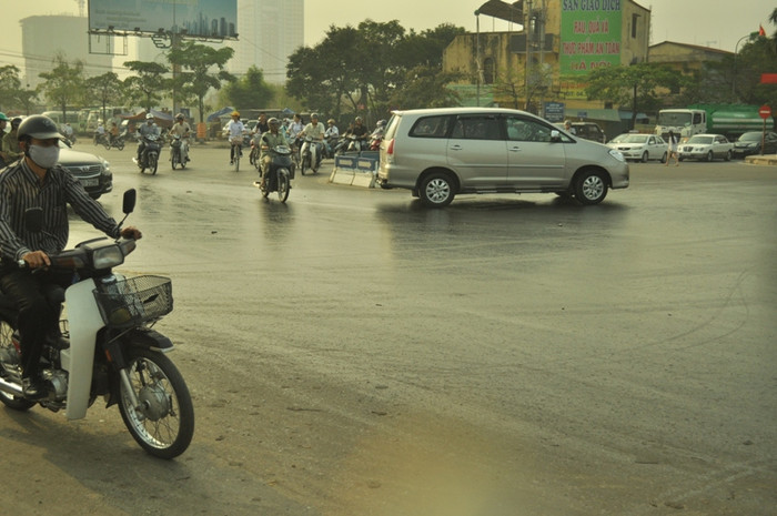 Khu vực trước Ủy ban nhân dân huyện Từ Liêm có vết dầu rộng nhất... Khu vực trước Ủy ban nhân dân huyện Từ Liêm có vết dầu rộng nhất...
