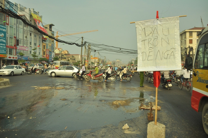 Điểm cuối của vết dầu tai hại tại Cầu Diễn. Điểm cuối của vết dầu tai hại tại Cầu Diễn.