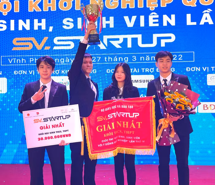 4 em học sinh của nhóm tại lễ chung kết cuộc thi Ý tưởng khởi nghiệp. Ảnh: Nhân vật cung cấp