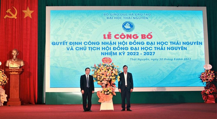 Ông Đặng Xuân Trường - Ủy viên Ban Thường vụ Tỉnh ủy, Phó Chủ tịch thường trực Ủy ban nhân dân tỉnh Thái Nguyên tặng hoa chúc mừng Hội đồng Đại học Thái Nguyên nhiệm kỳ 2022 - 2027 (ảnh: NTCC)