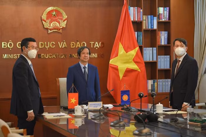 Bộ trưởng Bộ Giáo dục và Đào tạo Việt Nam Nguyễn Kim Sơn và lãnh đạo Bộ Giáo dục và Đào tạo tại lễ tiếp nhận vai trò Chủ tịch kênh Giáo dục ASEAN nhiệm kỳ 2022-2023 được tổ chức theo hình thức trực tuyến (ảnh: Bộ Giáo dục và Đào tạo)