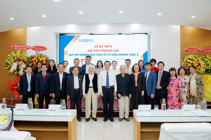 Thứ trưởng Bộ Giáo dục và Đào tạo Nguyễn Văn Phúc (áo trắng, hàng đầu tiên) đã tới dự và chúc mừng Ban biên tậpTạp chí JABES trong lễ kỉ niệm 30 năm ngày thành lập (ảnh: NTCC) Thứ trưởng Bộ Giáo dục và Đào tạo Nguyễn Văn Phúc (áo trắng, hàng đầu tiên) đã tới dự và chúc mừng Ban biên tậpTạp chí JABES trong lễ kỉ niệm 30 năm ngày thành lập (ảnh: NTCC)