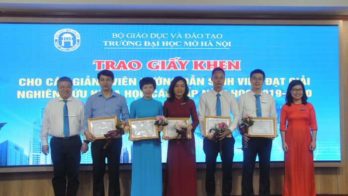 Trường Đại học Mở Hà Nội động viên, khen thưởng cho cán bộ, giảng viên có đóng góp trong nghiên cứu khoa học (ảnh; NTCC) Trường Đại học Mở Hà Nội động viên, khen thưởng cho cán bộ, giảng viên có đóng góp trong nghiên cứu khoa học (ảnh; NTCC)