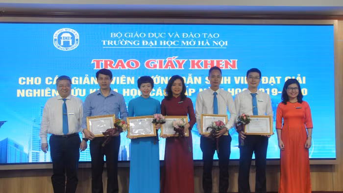 Trường Đại học Mở Hà Nội động viên, khen thưởng cho cán bộ, giảng viên có đóng góp trong nghiên cứu khoa học (ảnh; NTCC)