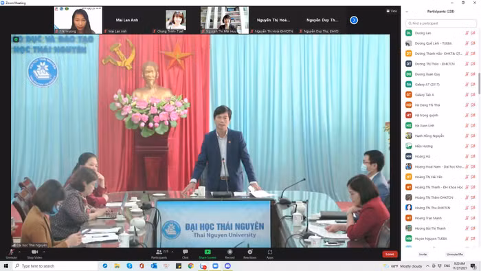 Hình ảnh lễ khai mạc khóa Bồi dưỡng nâng cao năng lực sư phạm cho giảng viên tiếng Anh và giảng viên giảng dạy chuyên ngành bằng tiếng Anh của Đại học Thái Nguyên (trong ảnh là Phó giáo sư Trần Viết Khanh – Phó Bí thư Đảng ủy, Phó Giám đốc Đại học Thái Nguyên phát biểu)