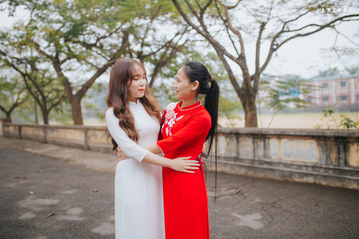 Phương Thanh chụp ảnh cùng cô giáo Tạ Hoa (ảnh: NVCC) Phương Thanh chụp ảnh cùng cô giáo Tạ Hoa (ảnh: NVCC)