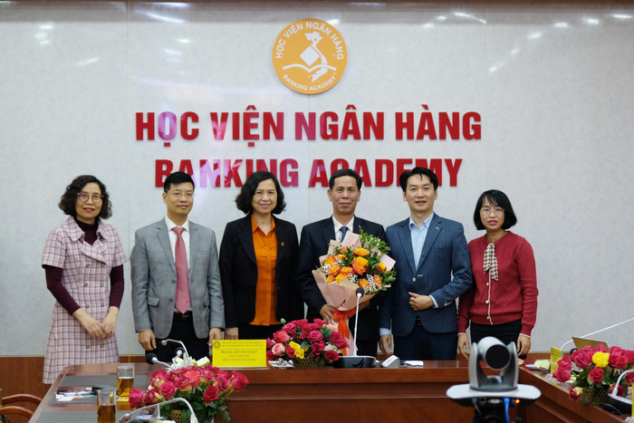 Phó giáo sư Lê Văn Luyện – Phó Giám đốc Học viện Ngân hàng giữ chức Chủ nhiệm Câu lạc bộ Khối Đào tạo và Nghiên cứu Khoa học Ngân hàng (trực thuộc Hiệp hội Các trường đại học, cao đẳng Việt Nam) (ảnh: Phạm Ngọc Lan) Phó giáo sư Lê Văn Luyện – Phó Giám đốc Học viện Ngân hàng giữ chức Chủ nhiệm Câu lạc bộ Khối Đào tạo và Nghiên cứu Khoa học Ngân hàng (trực thuộc Hiệp hội Các trường đại học, cao đẳng Việt Nam) (ảnh: Phạm Ngọc Lan)