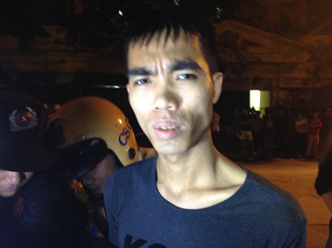 Bùi Văn Tưởng nói rằng: “Trên hành lý của em ở cốp xe có đao và súng!”. Bùi Văn Tưởng nói rằng: “Trên hành lý của em ở cốp xe có đao và súng!”.