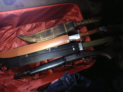 Đao kiếm bóng loáng và súng hoa cải tự tạo trong valy Đao kiếm bóng loáng và súng hoa cải tự tạo trong valy