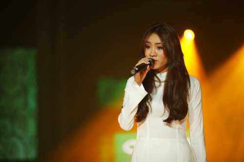 Minh Thư rưng rưng nước mắt cho biết cô vô cùng xúc động vì lần đầu tiên được mời mẹ hát trên sân khấu cùng mình.